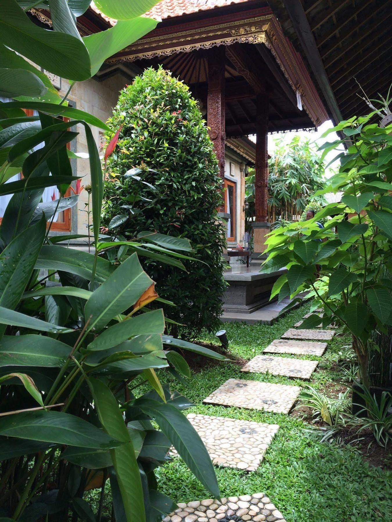 Wisma tamu Uma Dewi *
